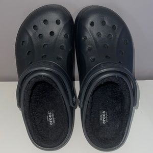 Women’s 8 crocs with fuzz inside of them